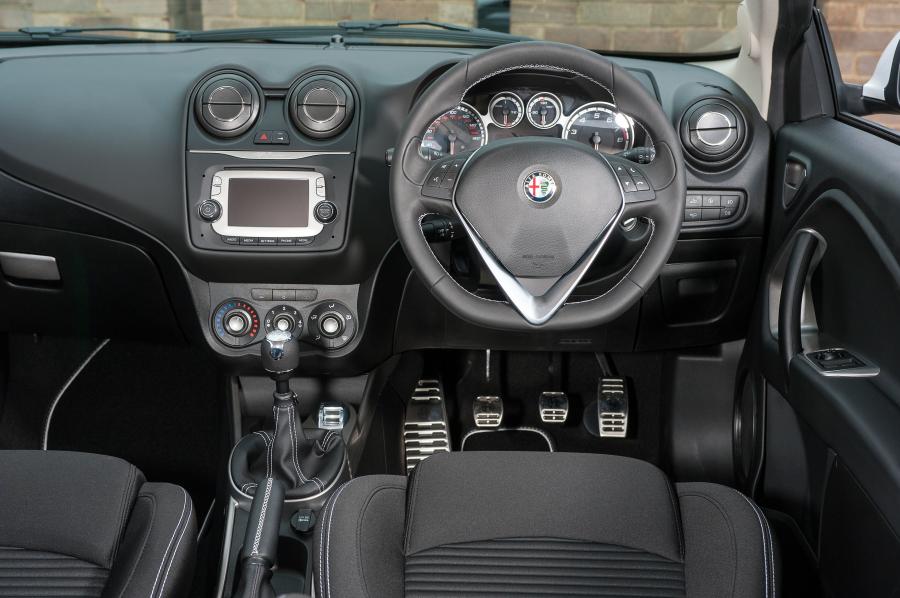 Торпедо Alfa Romeo MiTo Junior (955) 2015 года  (UK) (фото 8 из 9)